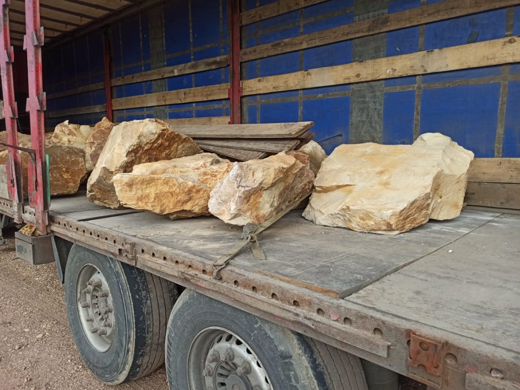 Разноцветный кварц ландшафтные валуны