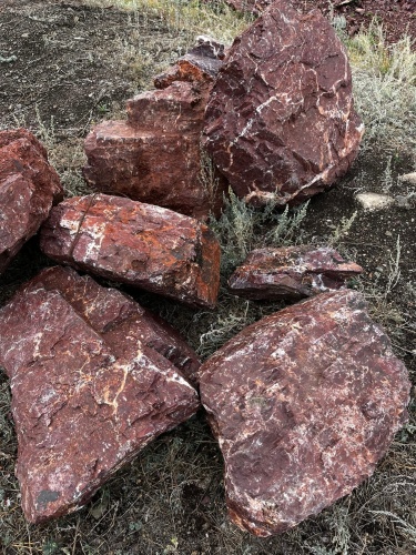 Ландшафтные глыбы красно-фиолетовые 200-1000 килограмм купить в Туапсе