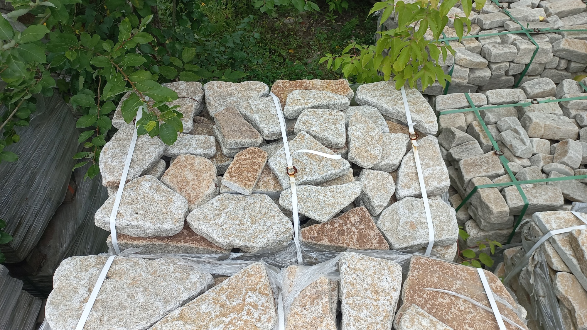 Плитняк галтованный гранитный для ландшафтного дизайна купить в Туапсе