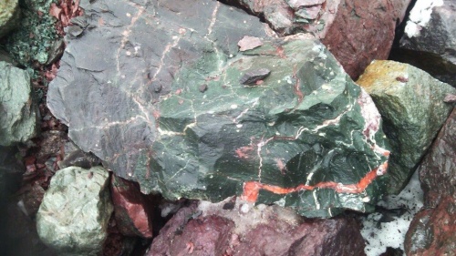 Гигантские зелёные валуны для ландшафтного дизайна весом более 5 тонн купить в Туапсе