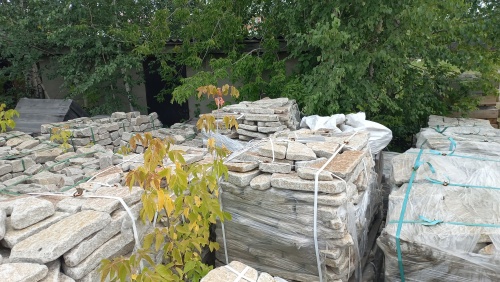 Плитняк галтованный гранитный для ландшафтного дизайна купить в Туапсе