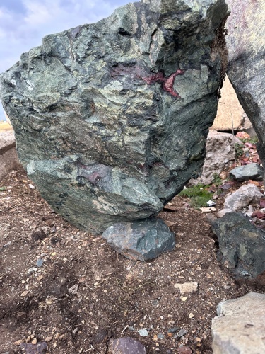 Гигантские зелёные валуны для ландшафтного дизайна весом более 5 тонн купить в Туапсе