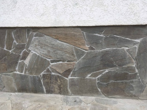 Плитняк златолит Уральский для цоколя, отмостки купить в Туапсе