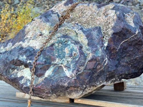 Огромные красно-фиолетовые валуны для ландшафтного дизайна весом более 5 тонн купить в Туапсе