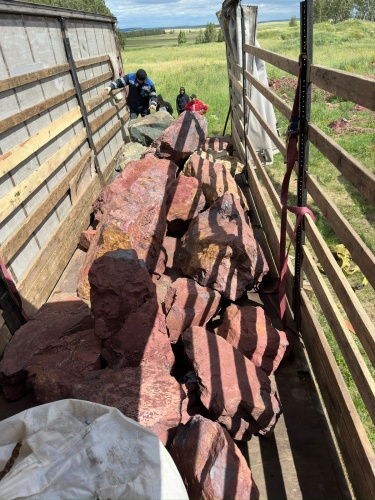 Ландшафтные глыбы красно-фиолетовые 200-1000 килограмм купить в Туапсе