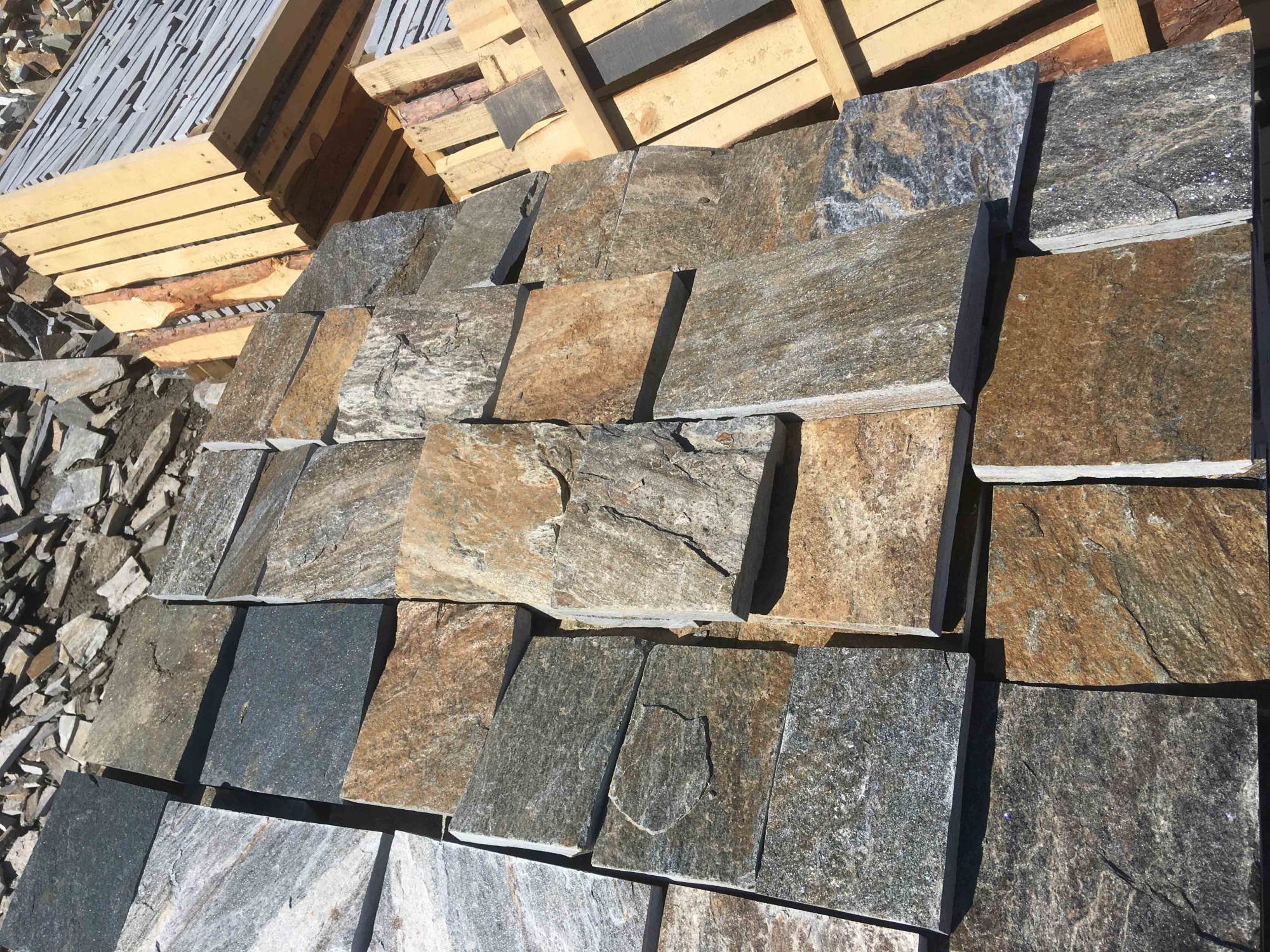 Плитка пилёная златолит Уральский для фасада купить в Туапсе