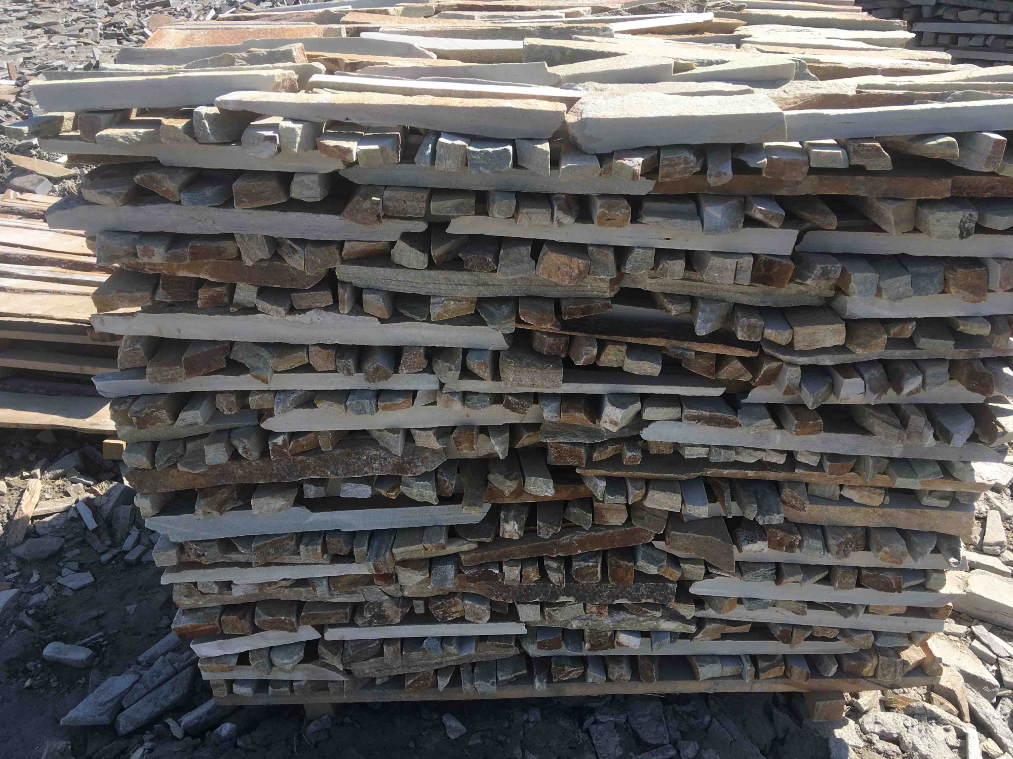 Горбушка златолит золотистый для облицовки купить в Туапсе