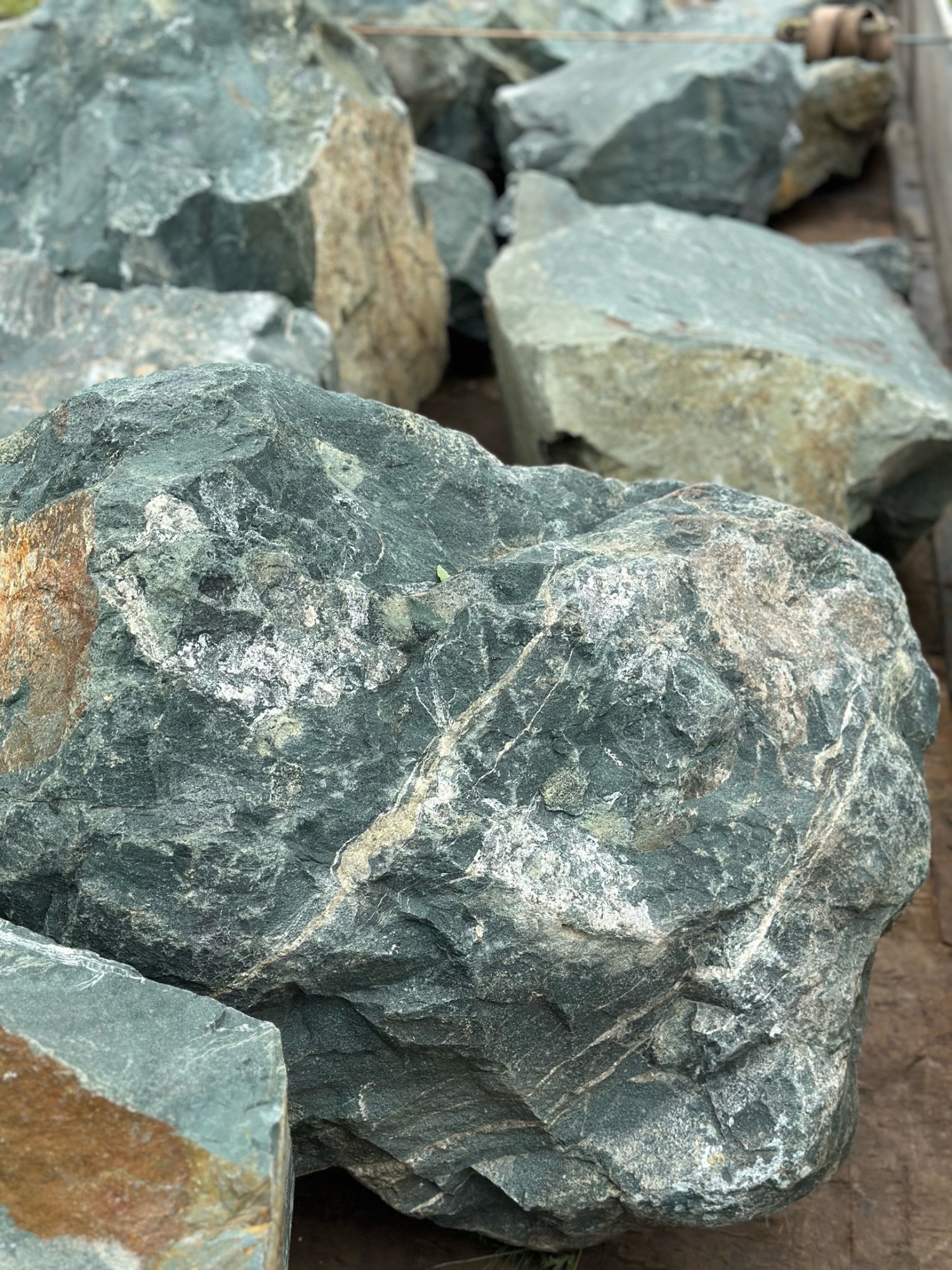 Камни для ландшафтного дизайна зелёные 10-60 килограмм купить в Туапсе