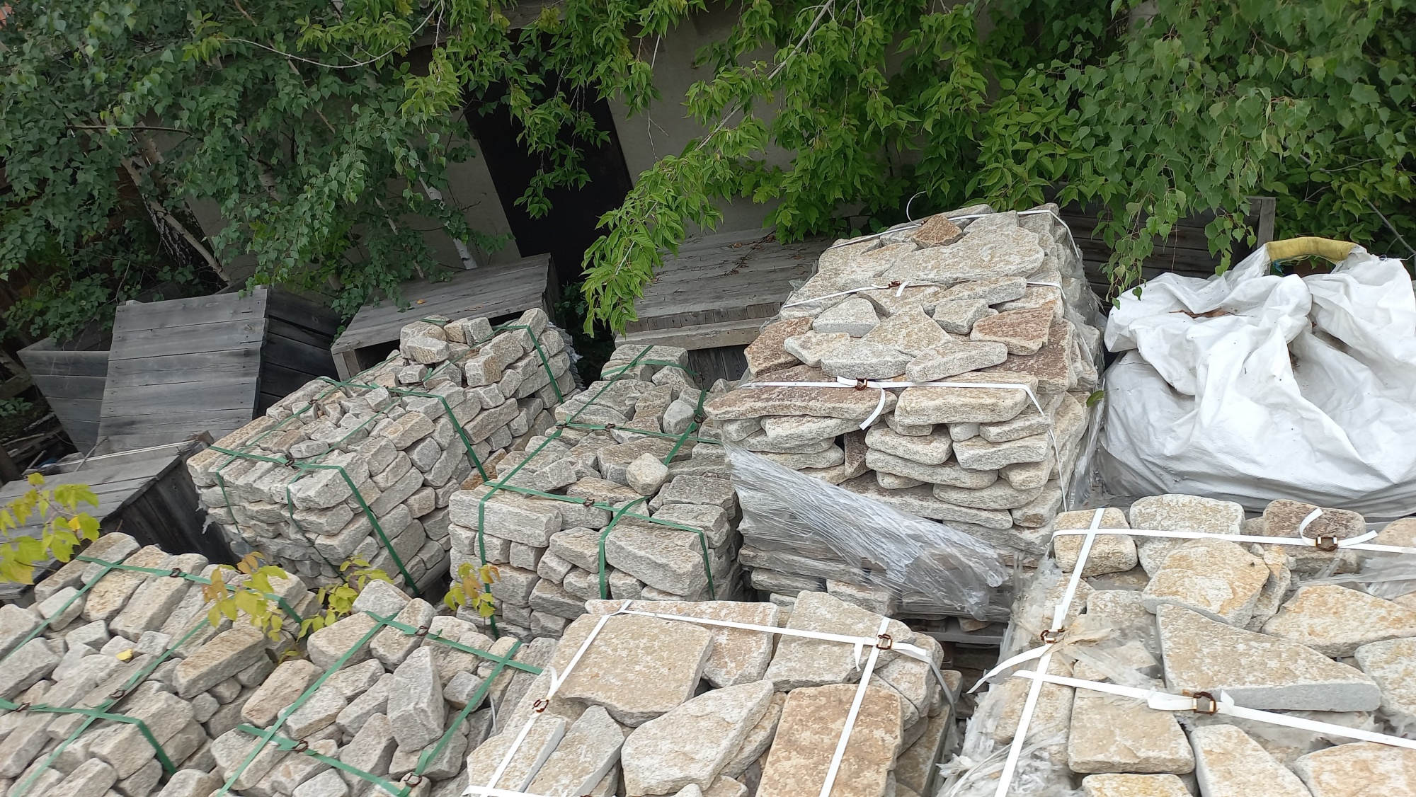 Плитняк гранитный галтованный купить в Туапсе