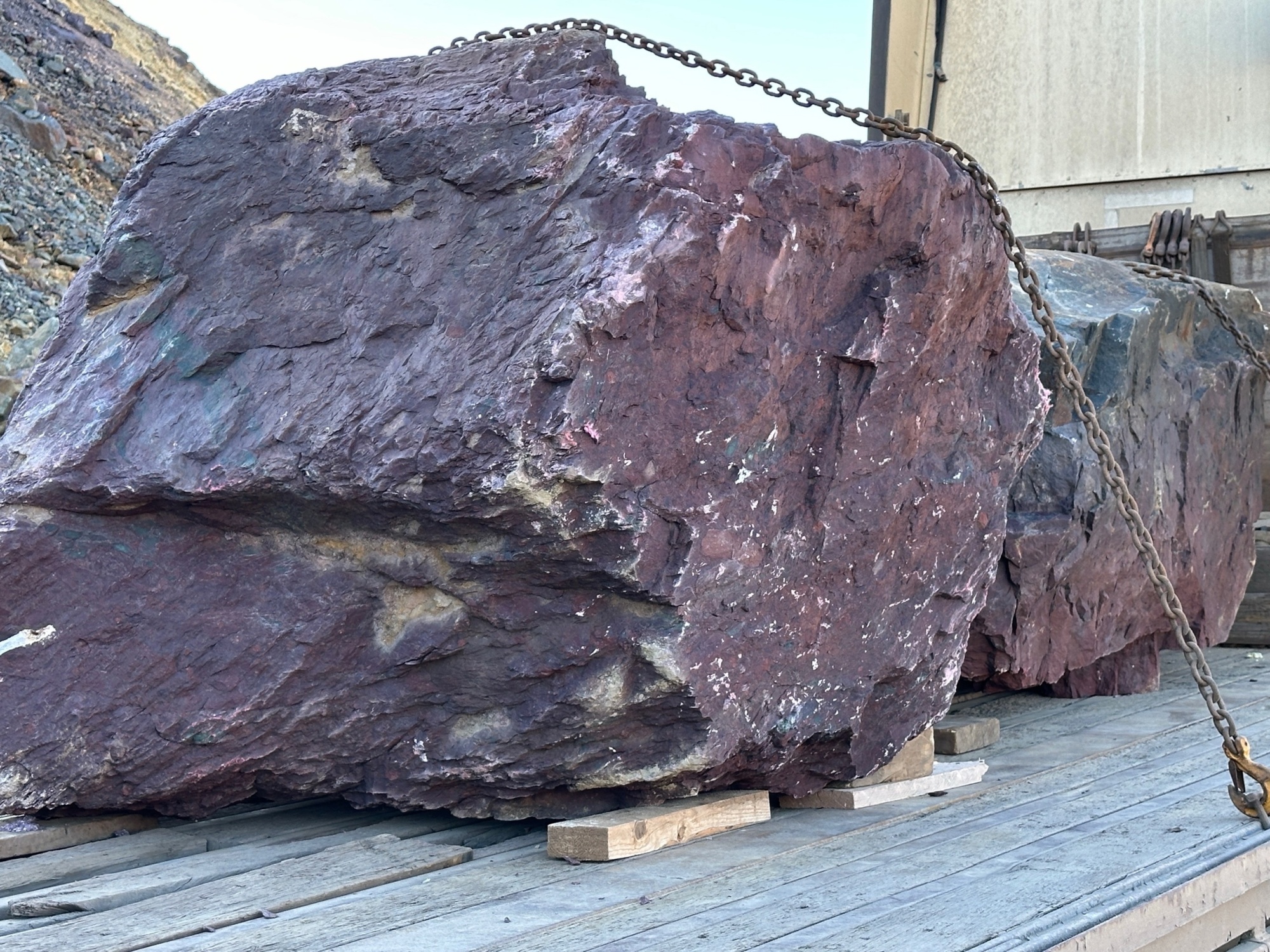 Огромные красно-фиолетовые валуны для ландшафтного дизайна весом более 5 тонн купить в Туапсе