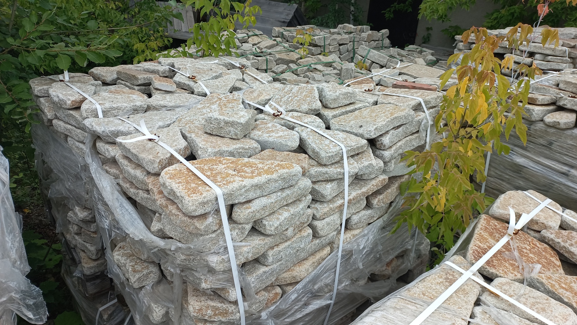 Плитняк галтованный гранитный для ландшафтного дизайна купить в Туапсе