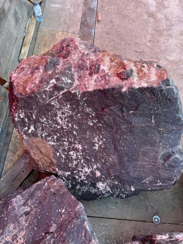 Камни для ландшафтного дизайна красно-фиолетовые 10-60 килограмм купить в Туапсе