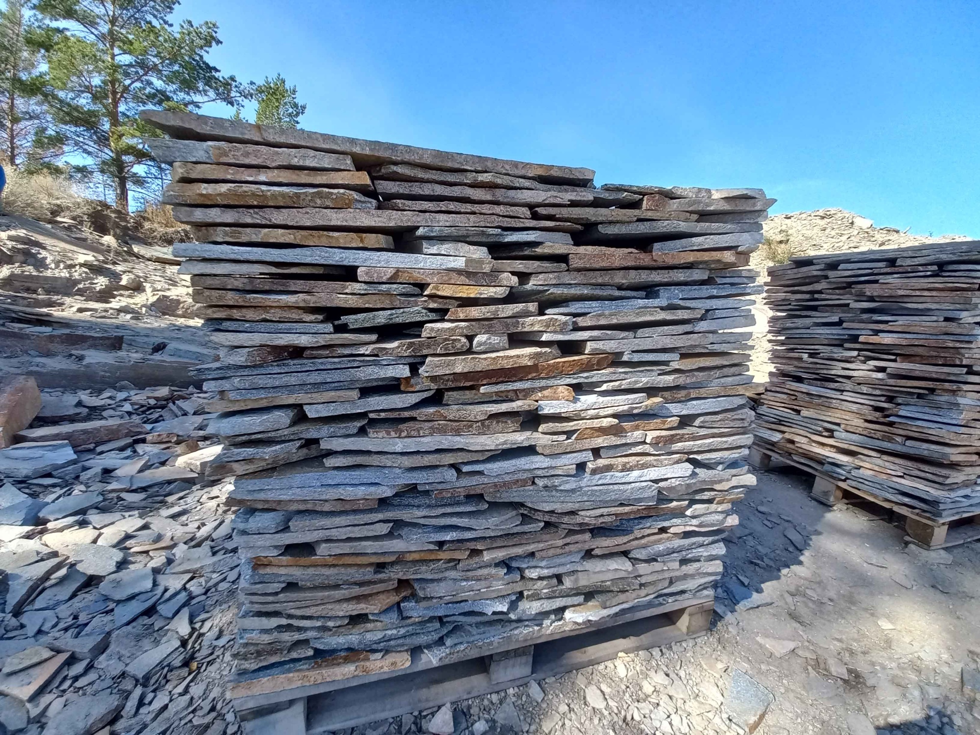 Плитняк златолит серебристый для фасада купить в Туапсе