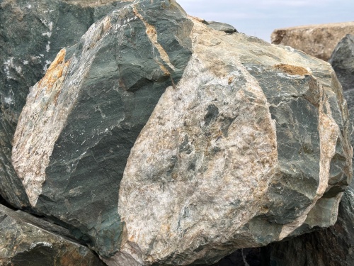 Гигантские зелёные валуны для ландшафтного дизайна весом более 5 тонн купить в Туапсе