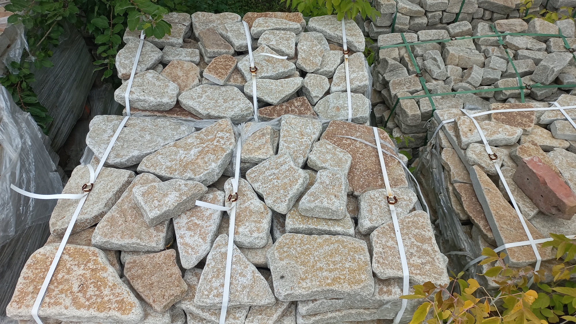 Гранитный плитняк галтованный для мощения купить в Туапсе