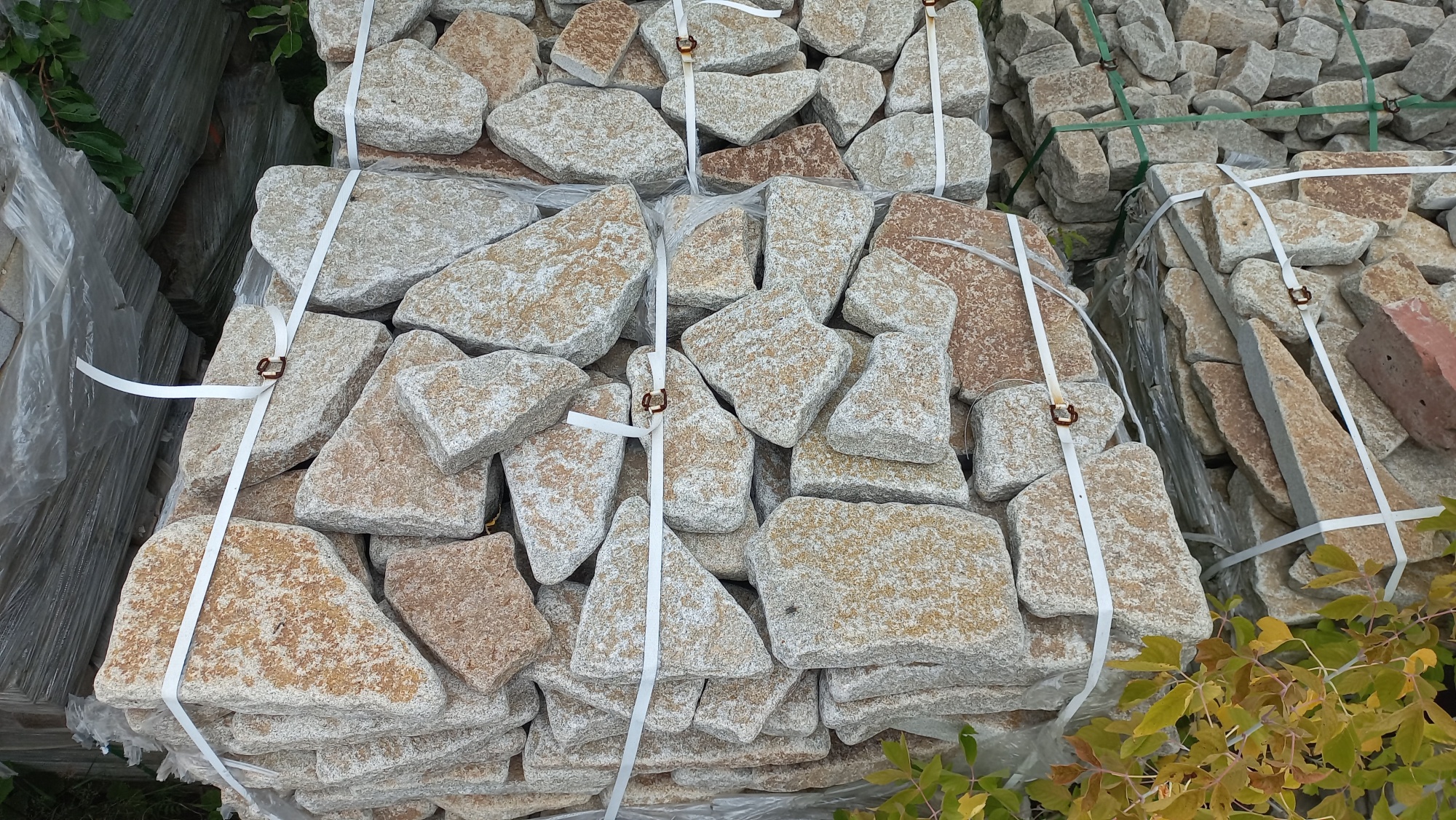 Плитняк галтованный гранитный для ландшафтного дизайна купить в Туапсе