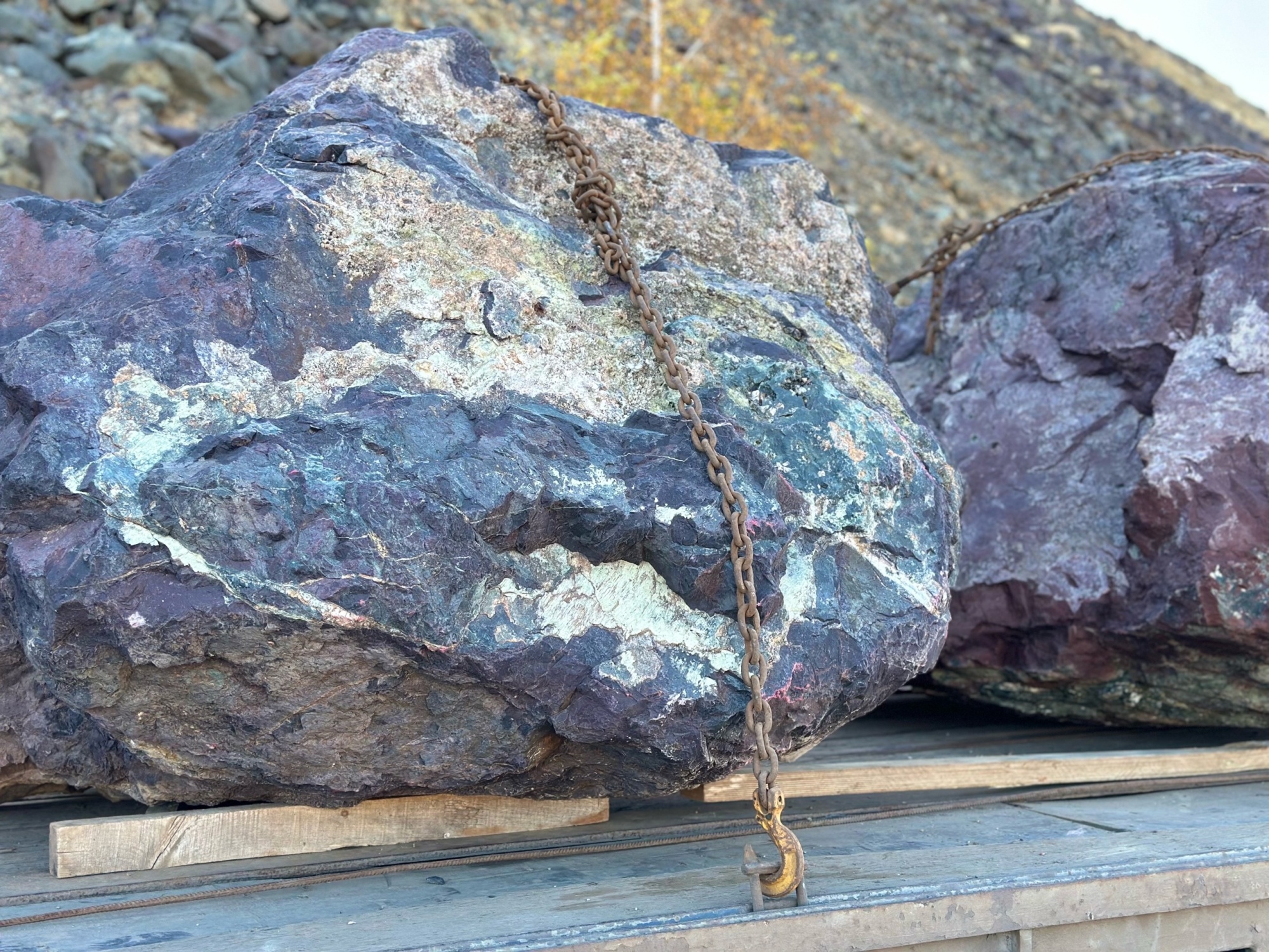 Огромные красно-фиолетовые валуны для ландшафтного дизайна весом более 5 тонн купить в Туапсе