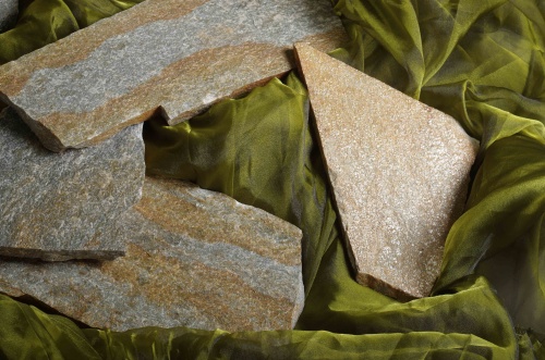 Плитняк златолит Уральский для цоколя, отмостки купить в Туапсе