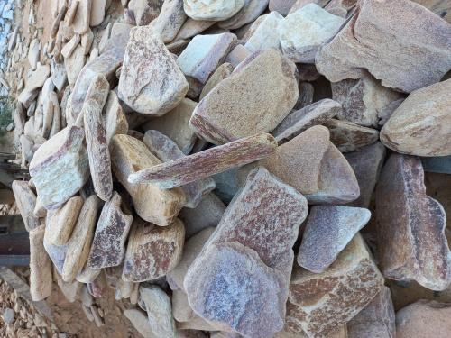 Златолит жёлтый, жёлто-зелёный глыбки и валуны для ланшафтного дизайна купить в Туапсе