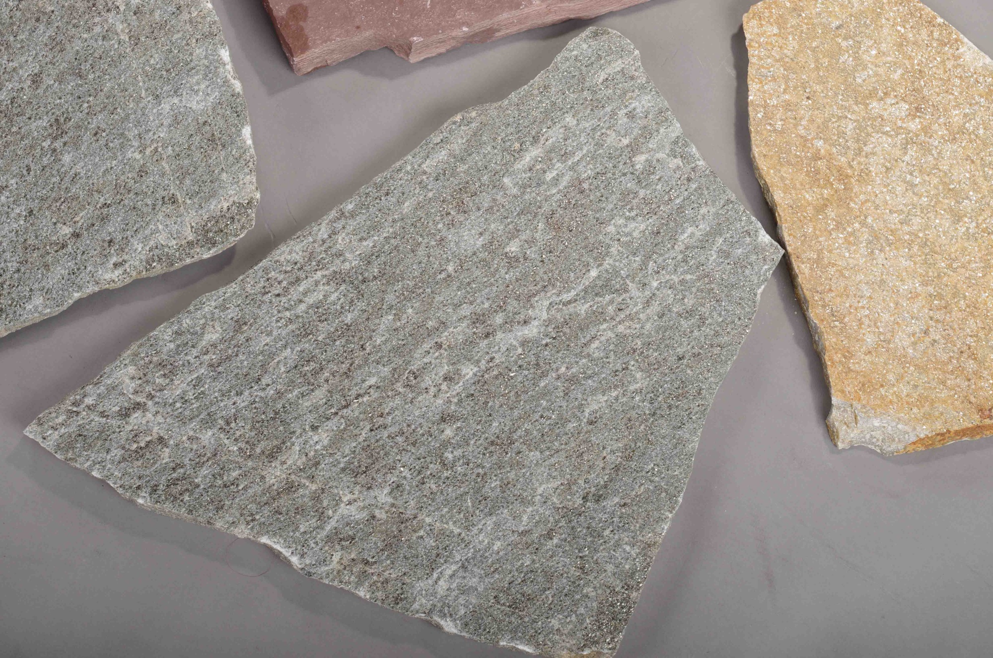 Плитняк златолит Уральский для цоколя, отмостки купить в Туапсе