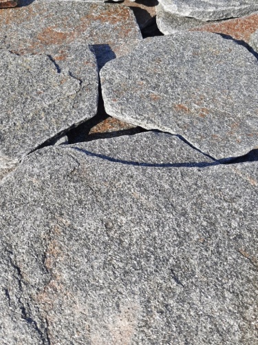 Златолит серебристый галтованный для лестниц купить в Туапсе